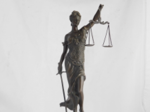 Een bronzen beeld van de Vrouwe Justitia