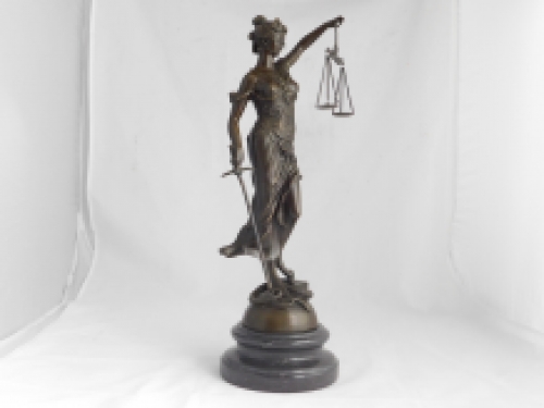 Eine Bronzestatue der Lady Justice