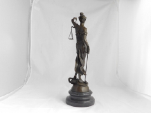Eine Bronzestatue der Lady Justice