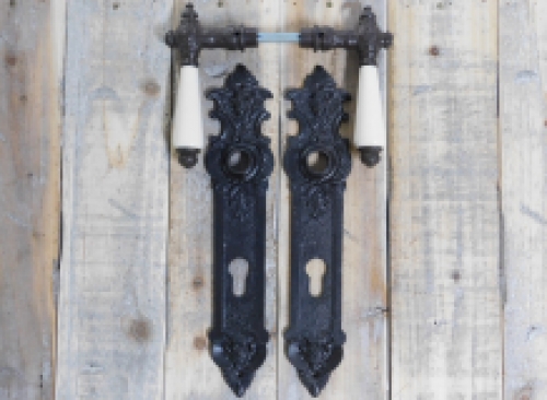 Set deurbeslag - 2 handgrepen met porseleinen handvat, ivoor, + 2 beschermende platen PZ92 engel, antieke ijzeren