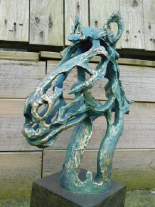 Beeld paardenhoofd, een kunstwerk van polystone, geweldig fraai om te zien!!