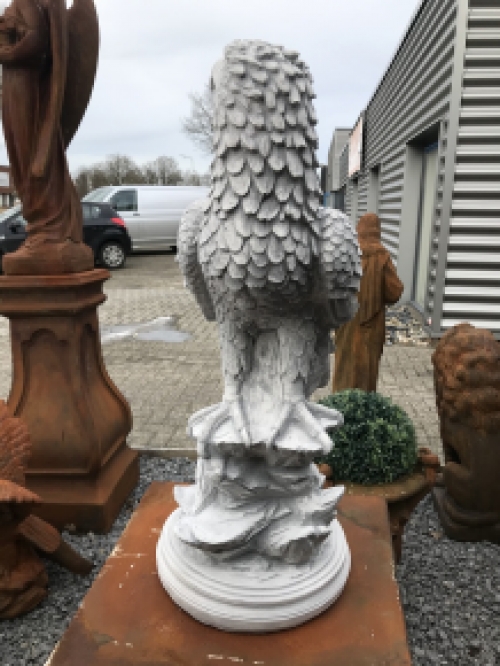 Detaillierte Skulptur eines Adlers auf einem Felsen sitzend, aus Stein