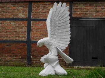 Adler mit erhobenen Flügeln - voll mit Stein