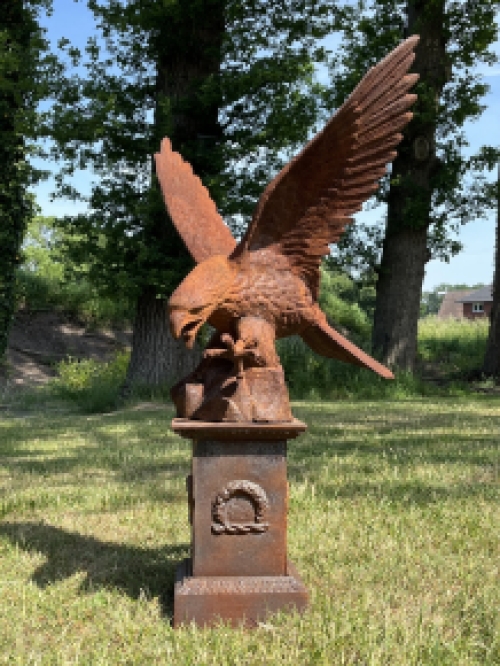 Adler auf Sockel - ganz aus Gusseisen