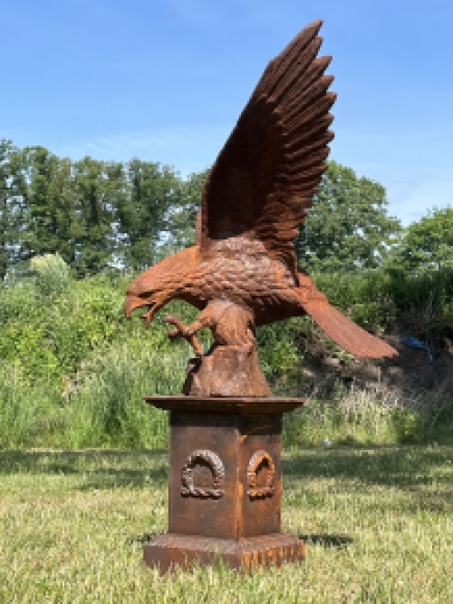 Adler auf Sockel - ganz aus Gusseisen