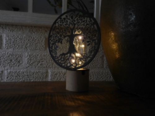 Leuke lamp met hiervoor een sierlijk ornament, 'levensboom'