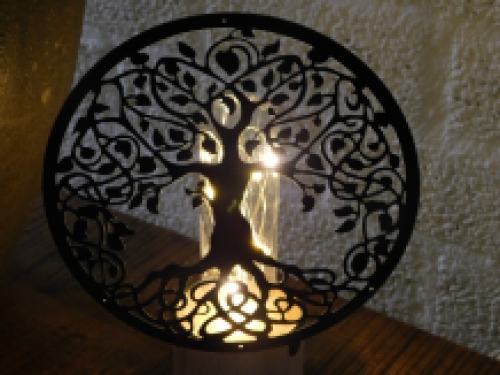 Leuke lamp met hiervoor een sierlijk ornament, 'levensboom'