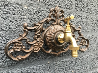 Waterkraan met wandornament gietijzer bruin, super mooi in afwerking!!