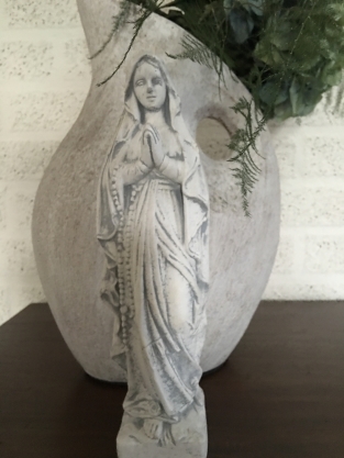 Maria beeld biddend, vol steen.