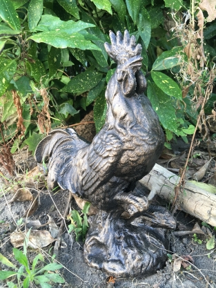 Skulptur eines Hahns aus Metall, bronzefarben