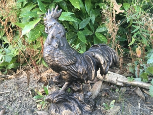 Skulptur eines Hahns aus Metall, bronzefarben