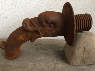 Waterspuwer, wandfontein, waterspuwer, mythische vis gietijzer