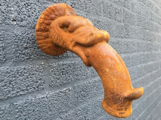Waterspuwer, wandfontein, waterspuwer, mythische vis gietijzer