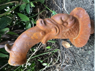 Waterspuwer, wandfontein, waterspuwer, mythische vis gietijzer