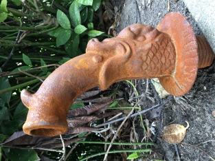 Waterspuwer, wandfontein, waterspuwer, mythische vis gietijzer