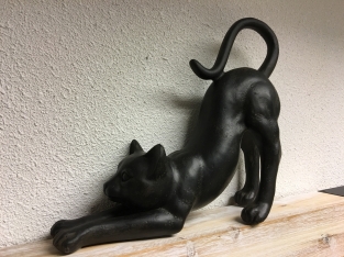 Skulptur einer sich streckenden Katze