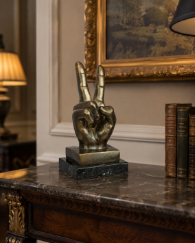 Hand van brons , duim omhoog