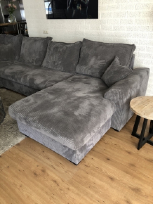 Prachtige forse nieuwe ribstoffen U-lounge hoekbank model, standaard in taupe kleur, in meerdere kleuren te bestellen.