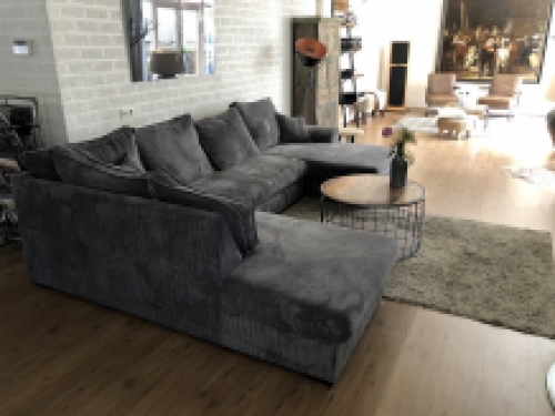 Prachtige forse nieuwe ribstoffen U-lounge hoekbank model, standaard in taupe kleur, in meerdere kleuren te bestellen.