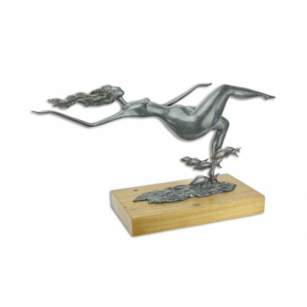 Een bronzen beeld/sculptuur  van een naakte, zwemmende vrouw met vissen