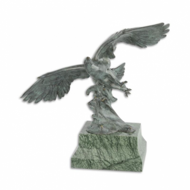 Een bronzen beeld/sculptuur van een adelaar die vliegt