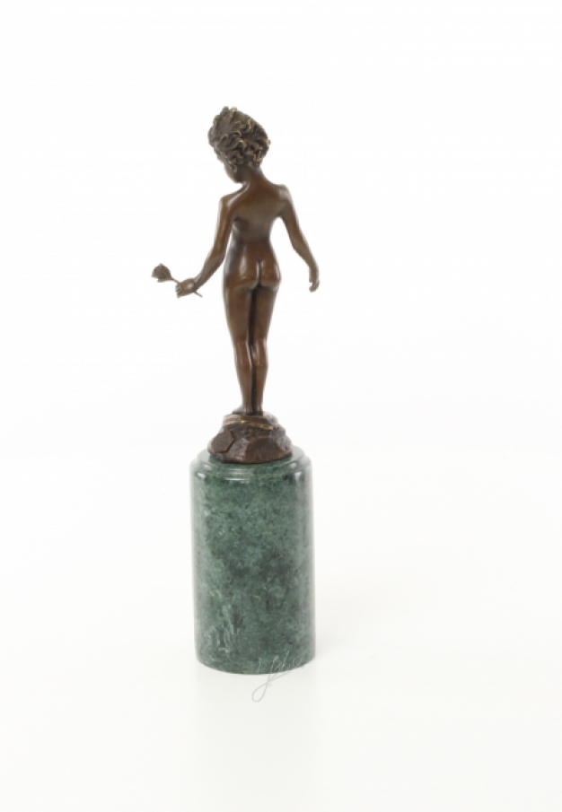 Een bronzen beeld van een meisje die een roos vasthoud