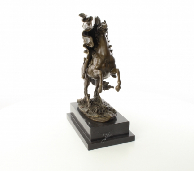 Een bronzen beeld van Napoleon die de Alpen trotseert
