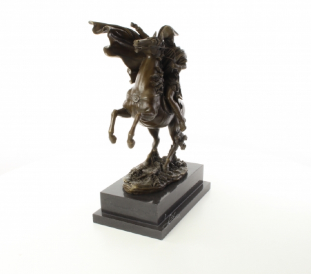 Een bronzen beeld van Napoleon die de Alpen trotseert