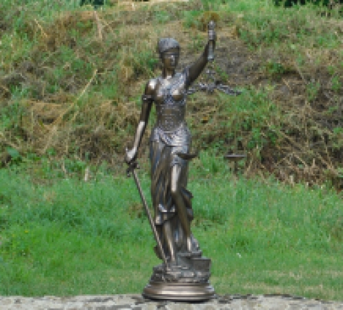 Groot beeld van Vrouwe Justitia, brons-look, heel mooi!