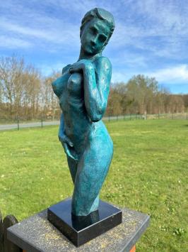 Elegante blaue Bronzestatue einer nackten Frau auf Marmorsockel