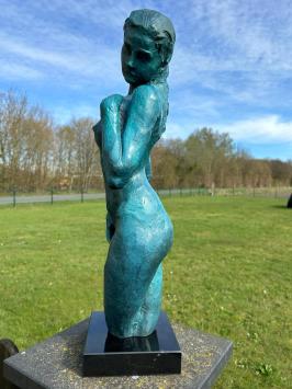 Elegante blaue Bronzestatue einer nackten Frau auf Marmorsockel