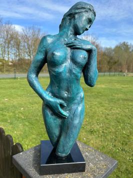 Elegante blaue Bronzestatue einer nackten Frau auf Marmorsockel