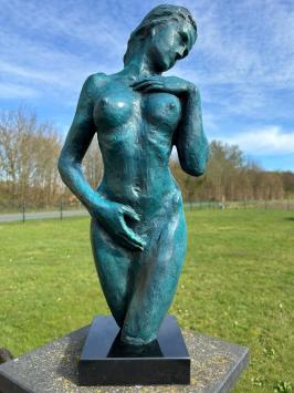 Elegante blaue Bronzestatue einer nackten Frau auf Marmorsockel