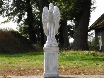 Große Engelsfigur mit Rosen auf Sockel – 117 cm – Stein