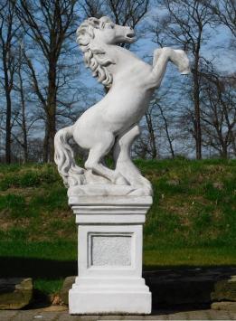 Statue Pferd auf Sockel - 160 cm - Stein