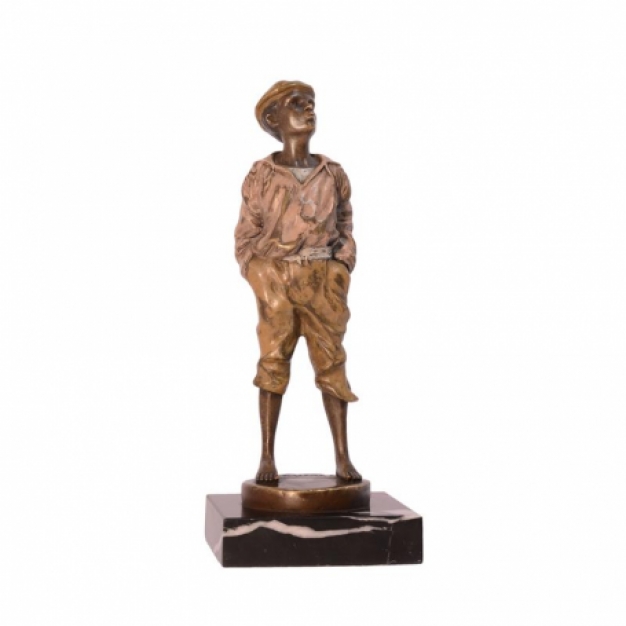 Eine Bronzeskulptur eines pfeifenden Jungen