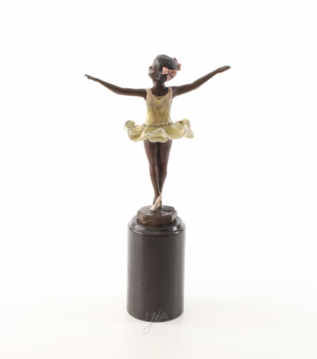 Een bronzen beeld/sculptuur van een ballerina met gekleurde kleren