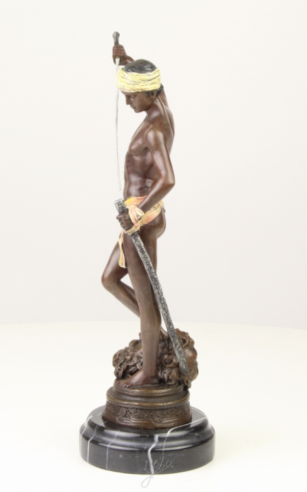 Een bronzen beeld/sculptuur van David's overwinning op Goliath