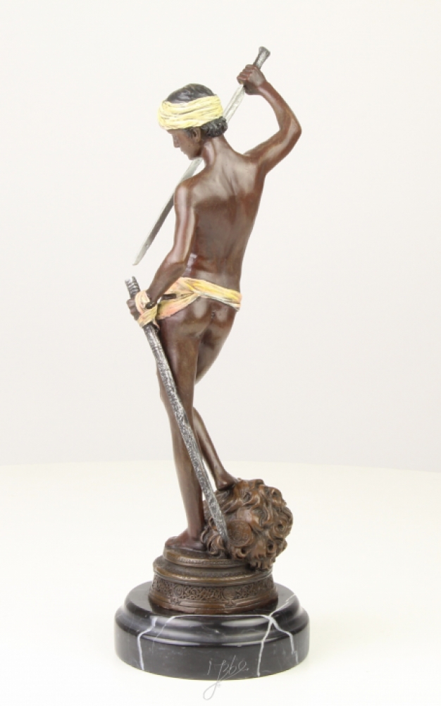 Een bronzen beeld/sculptuur van David's overwinning op Goliath