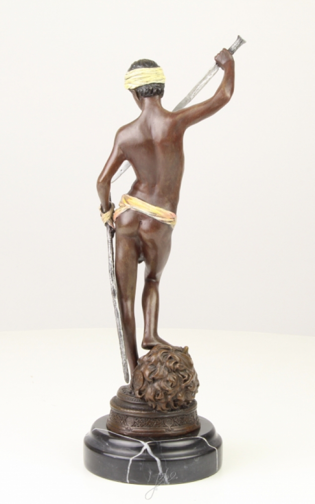 Een bronzen beeld/sculptuur van David's overwinning op Goliath