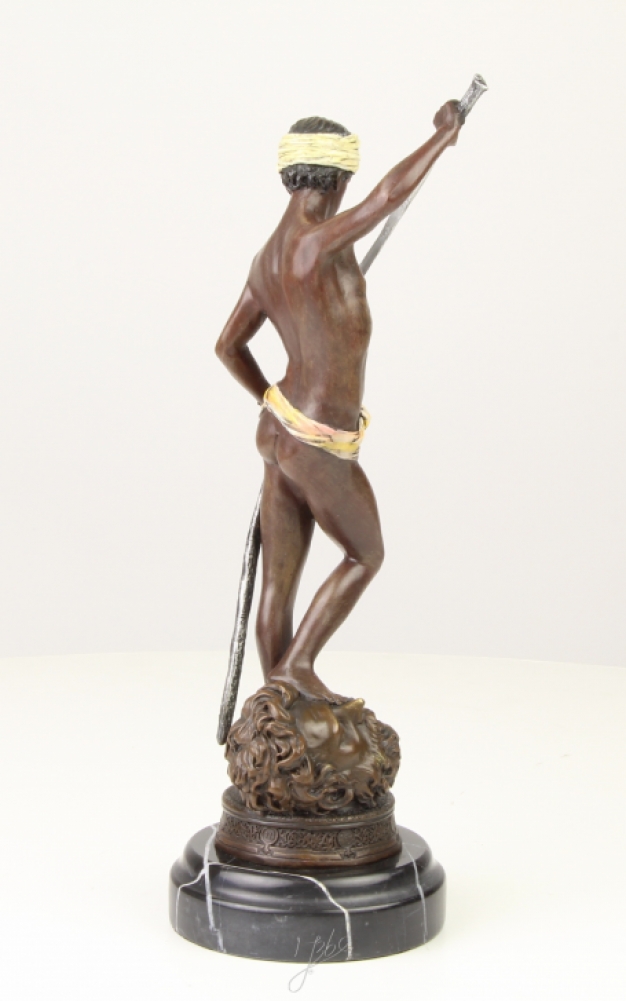 Een bronzen beeld/sculptuur van David's overwinning op Goliath
