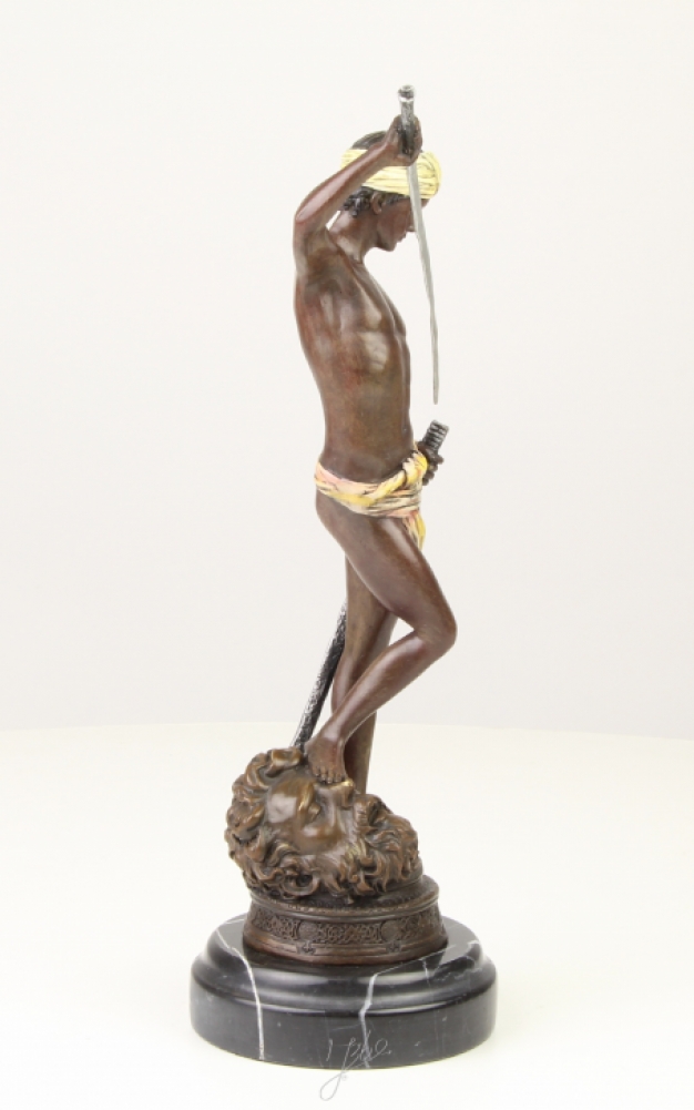 Een bronzen beeld/sculptuur van David's overwinning op Goliath