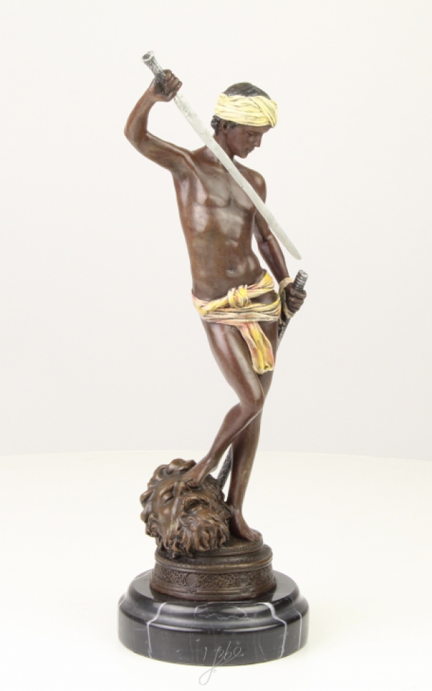 Een bronzen beeld/sculptuur van David's overwinning op Goliath