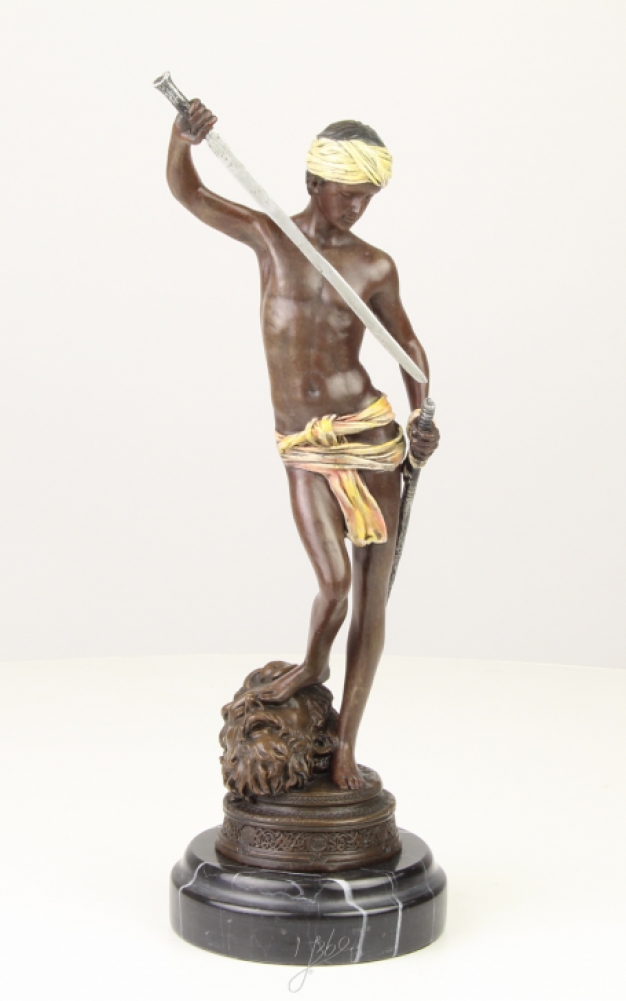 Een bronzen beeld/sculptuur van David's overwinning op Goliath