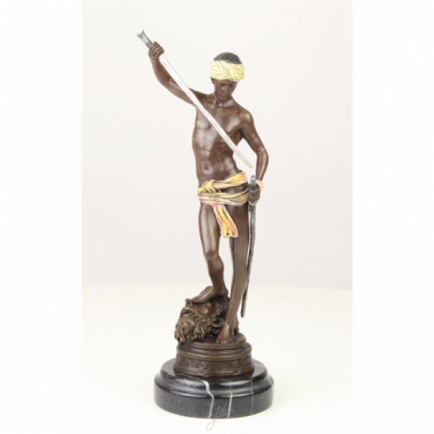 Een bronzen beeld/sculptuur van David's overwinning op Goliath