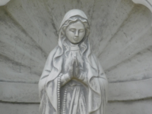 Gebetskapelle mit der Jungfrau Maria - ganz aus Stein - wetterfest