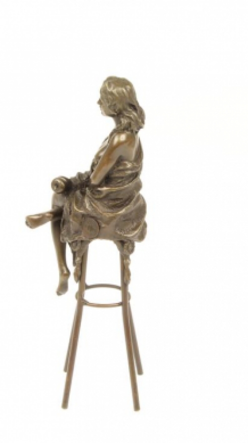 Bronzeskulptur einer temperamentvollen Dame auf einem Barhocker