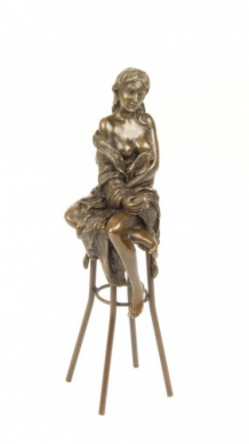 Een bronzen beeld van een zwoele dame op barkruk