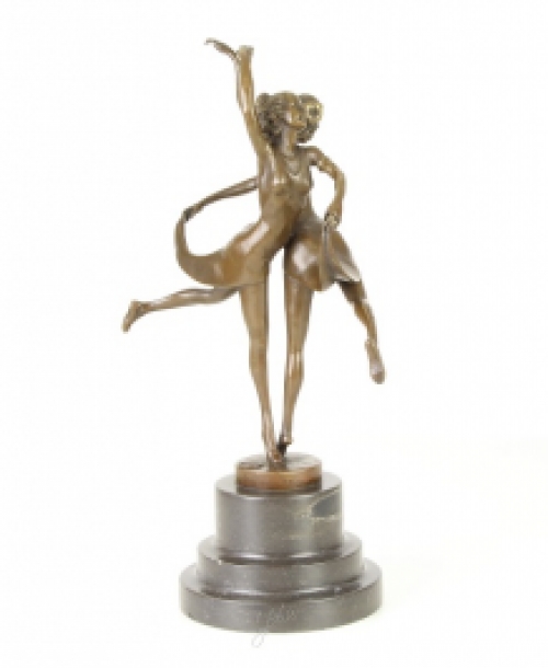 Een bronzen beeld/sculptuur van dansende zussen