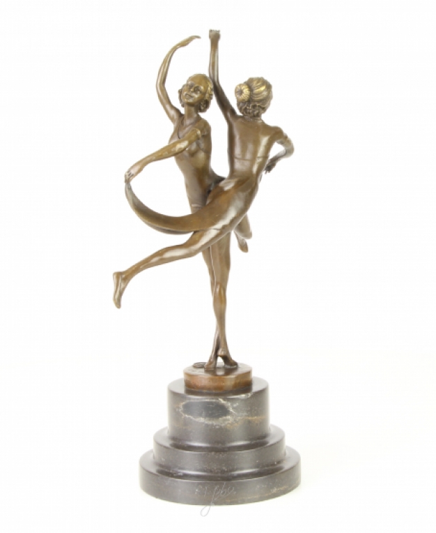Een bronzen beeld/sculptuur van dansende zussen